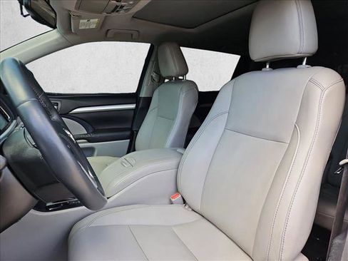 Used 2016 Toyota Highlander XLE FWD image 17