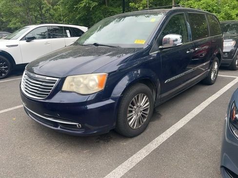 Used 2015 Chrysler Town & Country Touring-L w/ Driver Convenience Group FWD image 2