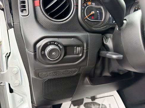 Used 2024 Jeep Wrangler Unlimited Rubicon w/ Convenience Group AWD/4WD image 17