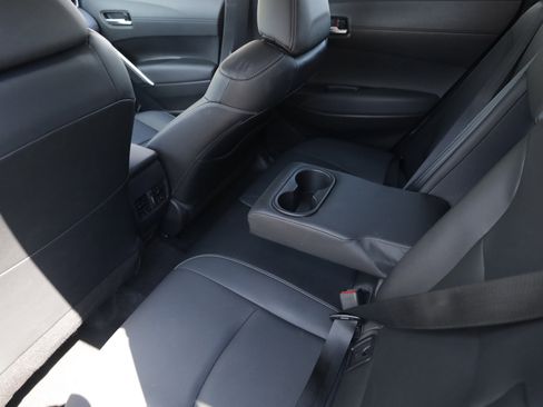 Used 2022 Toyota Corolla Cross XLE w/ Convenience Package FWD image 13