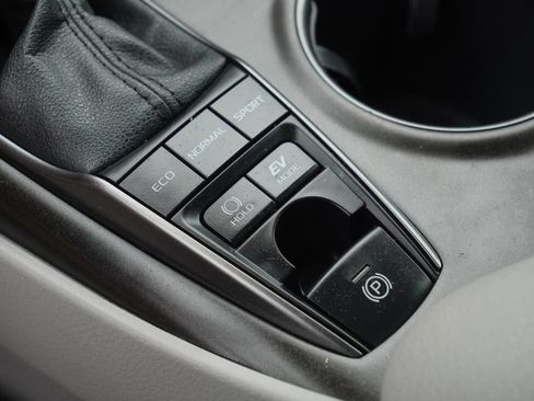Used 2022 Toyota Camry SE w/ Cold Weather Package FWD image 26