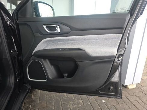 Used 2023 Jeep Compass Latitude image 8