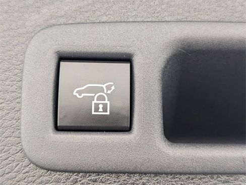 Used 2025 Toyota Sienna XLE image 30