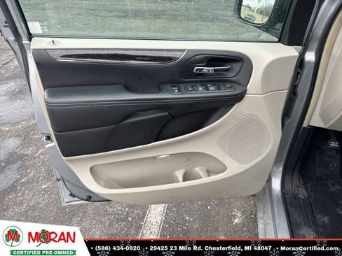 Used 2013 Chrysler Town & Country Touring image 9