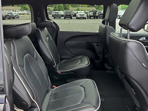 Used 2025 Chrysler Pacifica Limited FWD image 22