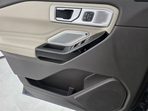 Used 2023 Ford Explorer Platinum w/ Technology Package image 28