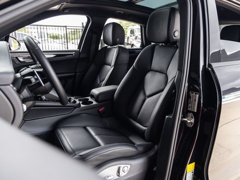 Certified 2026 Porsche Macan AWD/4WD image 5