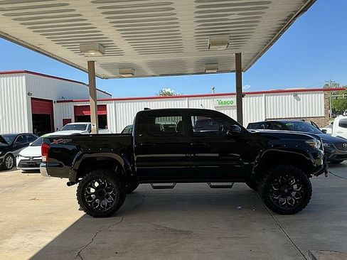 Used 2017 Toyota Tacoma SR5 w/ Tow Package RWD image 4