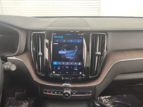 Used 2022 Volvo XC60 B5 Momentum image 12