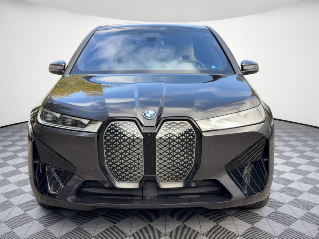 Used 2024 BMW iX xDrive50 w/ Sport Package AWD/4WD image 6