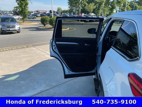 Used 2018 Toyota Highlander XLE AWD/4WD image 16