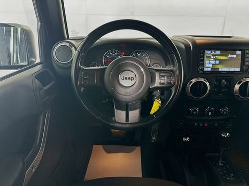 Used 2015 Jeep Wrangler Unlimited Sahara image 19