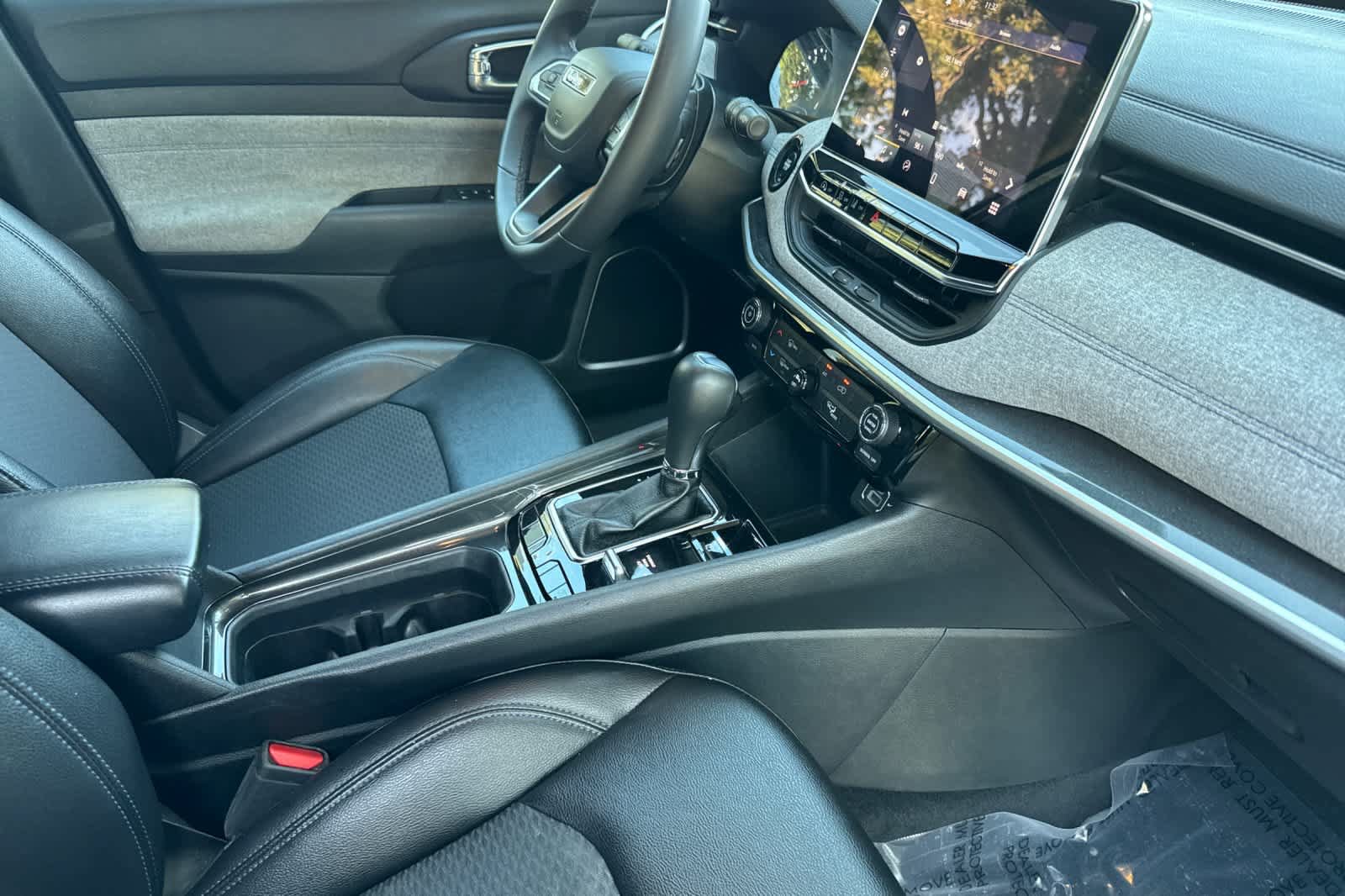 Used 2024 Jeep Compass Latitude AWD/4WD image 16