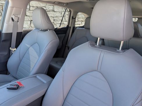 Used 2023 Toyota Highlander XLE image 17