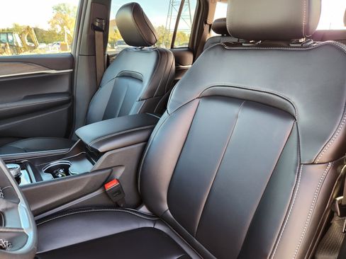 New 2025 Jeep Grand Cherokee Limited w/ Black Appearance Package AWD/4WD image 21