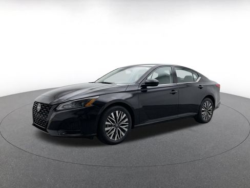 Used 2025 Nissan Altima 2.5 SV FWD image 3