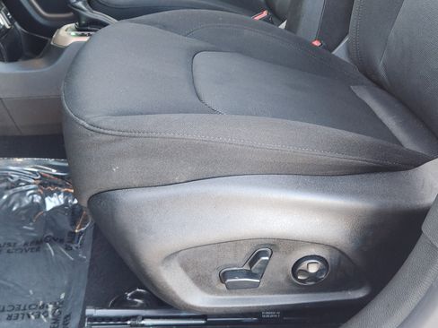 Used 2016 Jeep Renegade Latitude w/ Popular Equipment Group image 25