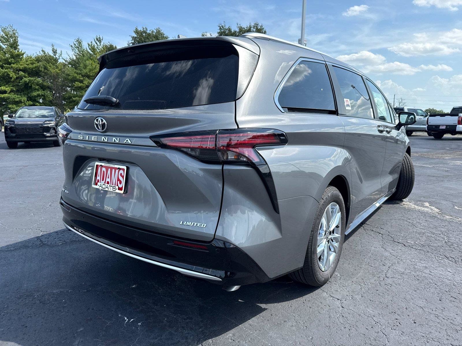 Used 2026 Toyota Sienna Limited AWD/4WD image 9
