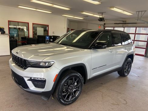 New 2025 Jeep Grand Cherokee Limited image 3