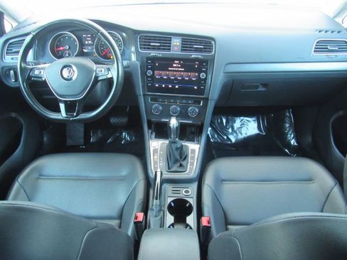 Used 2019 Volkswagen Golf SE image 3