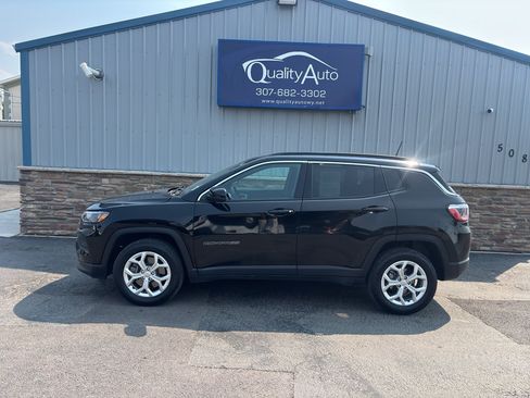 Used 2024 Jeep Compass Latitude AWD/4WD image 1