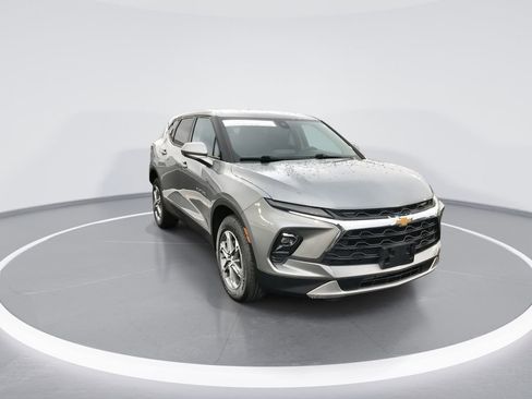 Used 2023 Chevrolet Blazer LT image 2