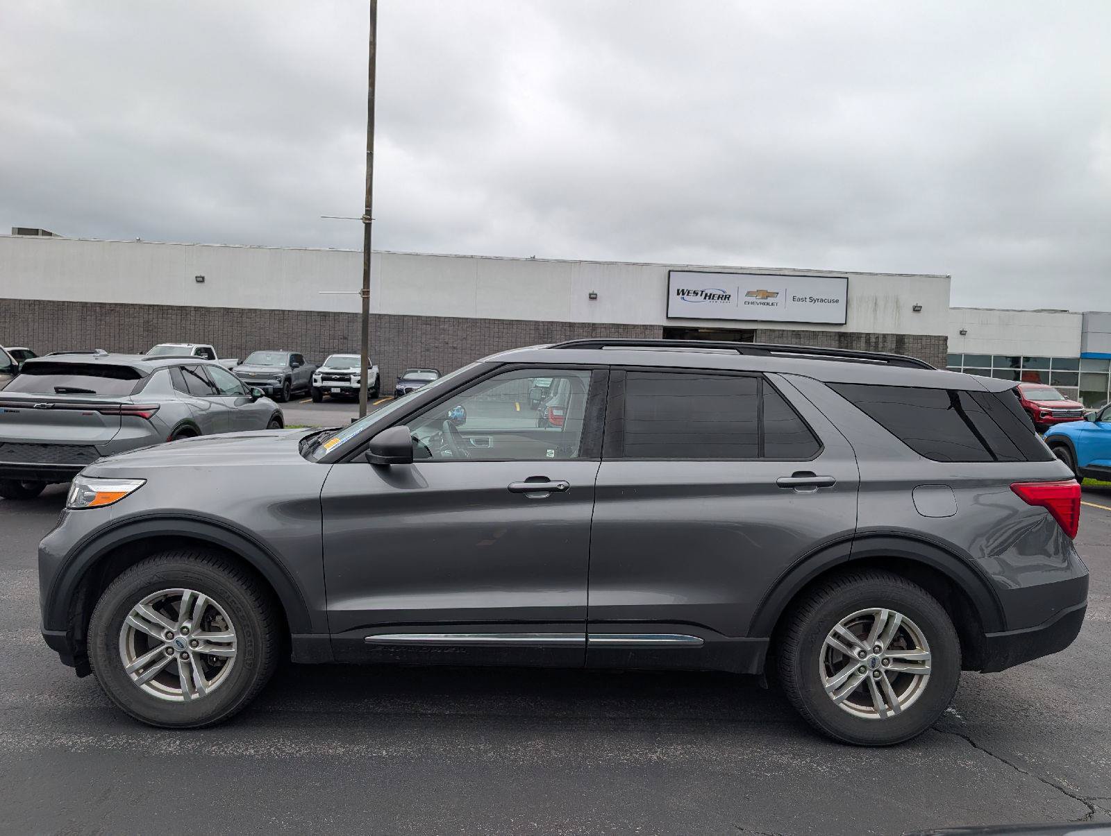 Used 2022 Ford Explorer XLT w/ Equipment Group 202A AWD/4WD image 6
