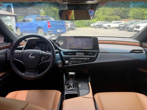Used 2022 Lexus ES 250 w/ Premium Package AWD/4WD image 8