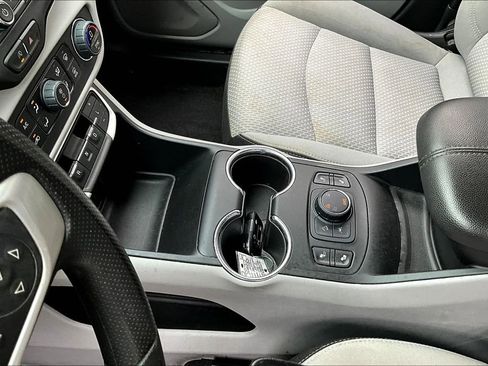 Used 2023 GMC Terrain SLE w/ Driver Convenience Package image 18