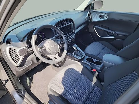 Used 2025 Kia Soul LX w/ LX Technology Package FWD image 14