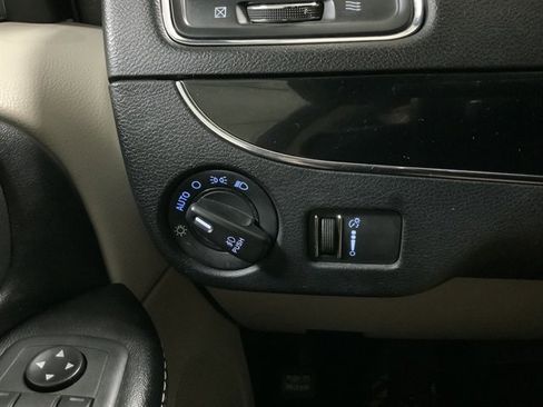 Used 2019 Dodge Grand Caravan SXT image 34