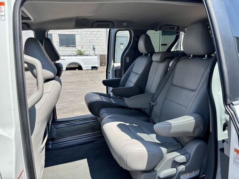 Used 2017 Toyota Sienna XLE w/ XLE Navigation Package FWD image 19