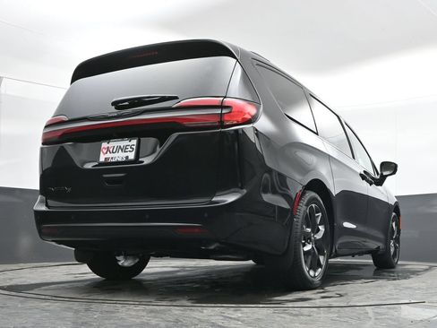 New 2026 Chrysler Pacifica Select w/ S Appearance Package FWD image 38