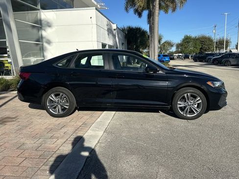 Used 2024 Volkswagen Jetta SE image 5