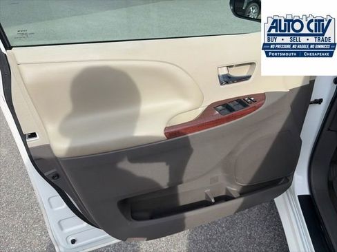 Used 2014 Toyota Sienna XLE FWD image 7