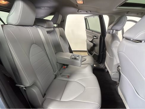 Used 2022 Toyota Highlander XLE image 34