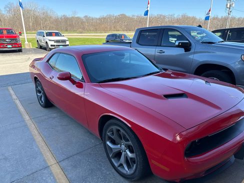 Used 2016 Dodge Challenger SXT image 1