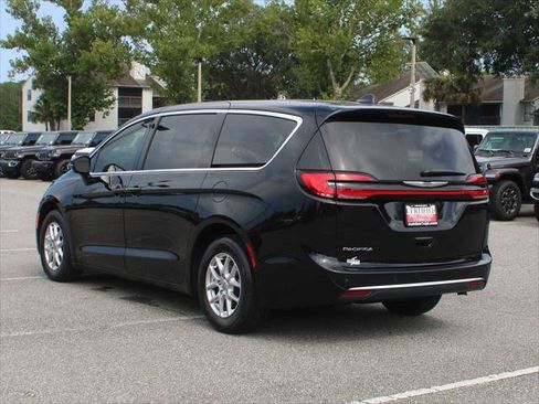 Certified 2025 Chrysler Pacifica Select FWD image 5