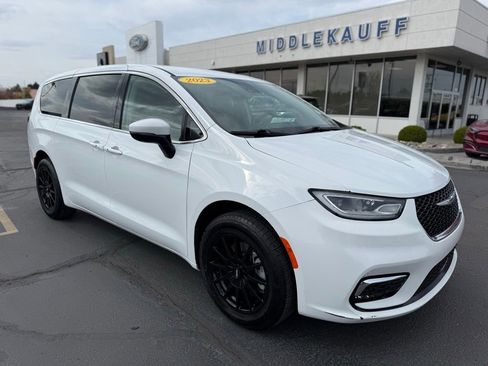 Used 2023 Chrysler Pacifica Touring-L AWD/4WD image 1