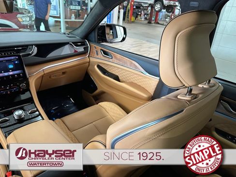 Used 2025 Jeep Grand Cherokee Summit AWD/4WD image 16