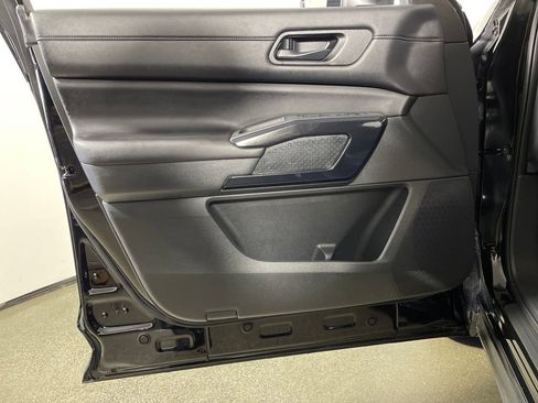 Used 2025 Nissan Pathfinder SV FWD image 17