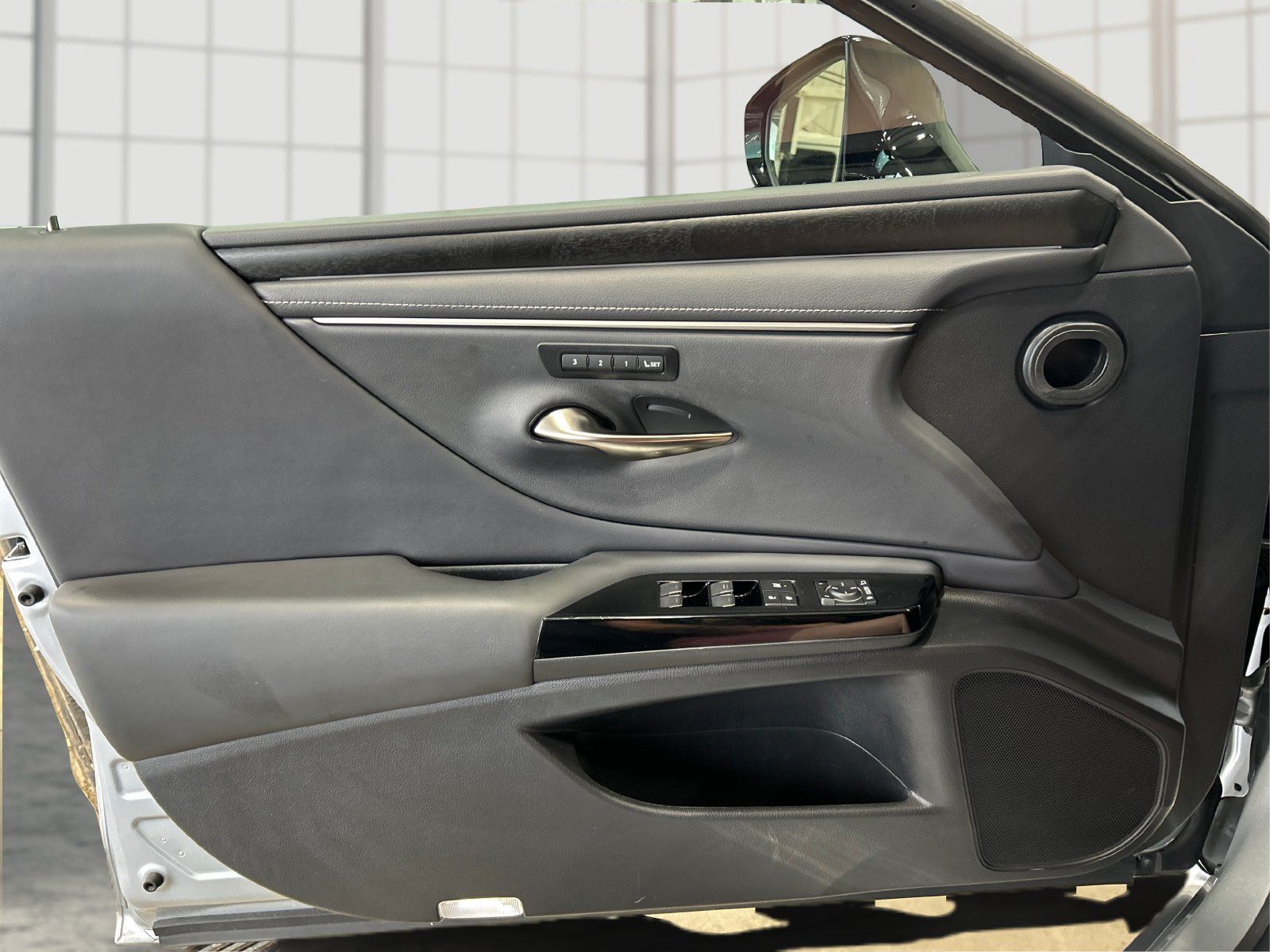 Used 2025 Lexus ES 350 w/ Accessory Package (Z1) FWD image 19