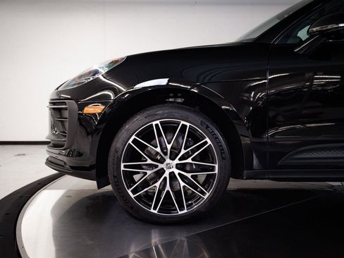 Certified 2025 Porsche Macan AWD/4WD image 11