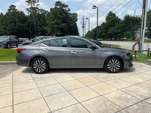 Used 2025 Nissan Altima 2.5 SV FWD image 4