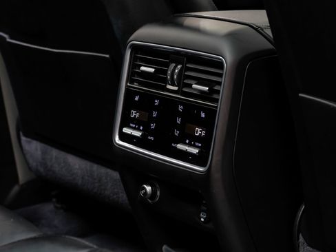 Used 2023 Porsche Cayenne Platinum Edition image 40