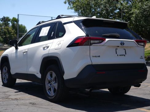 Used 2022 Toyota RAV4 LE AWD/4WD image 3