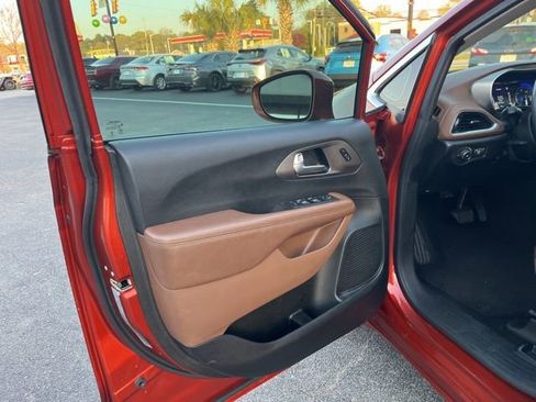 Used 2018 Chrysler Pacifica Limited w/ Tire & Wheel Group FWD image 5