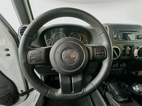 Used 2015 Jeep Wrangler Unlimited Sahara image 10