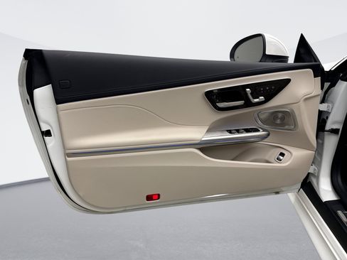 Used 2025 Mercedes-Benz CLE 300 4MATIC Cabriolet image 9