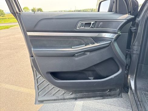 Used 2019 Ford Explorer XLT w/ Equipment Group 202A AWD/4WD image 26